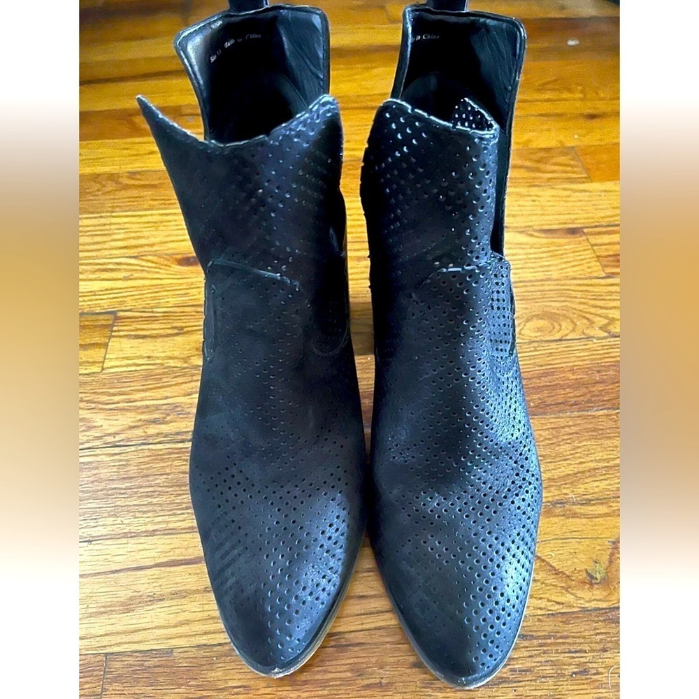 Dolce Vita Style Anke Bootie Black Suede Perforated Leather Women’s size 9.5